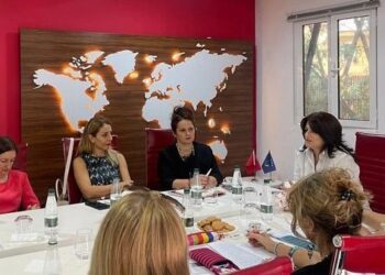 Poezia e Dritëro Agollit përkthehet në pesë gjuhë njëkohësisht