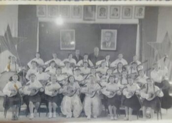 Historia flet vetë / Gratë e Orkestrës së Mandolinave në Pejë, viti 1952