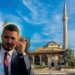 “Alo, Edi! A më ndihmon pak për manastirin e Deçanit?”