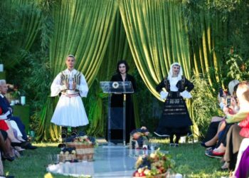 Presidenca mbushet nga kostumet popullore
