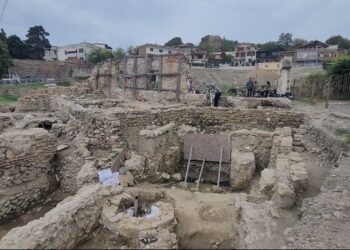 Gërmime në Amfiteatrin e Durrësit, arkeologë shqiptarë e italianë zbulojnë një furrë qeramike dhe një varr të periudhës mesjetare