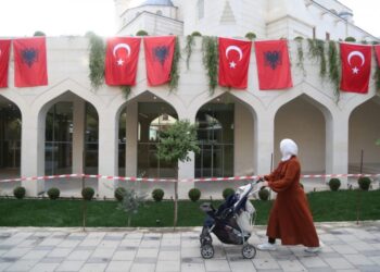 Erdogan përuron Xhaminë e Namazgjasë, ish-kreu i KMSH për VOA: Akt i shëmtuar, ndërhyrje e egër politike