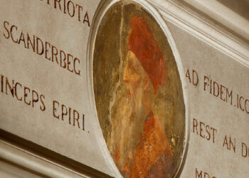 Reportazhi/ Në Pallatin e Skënderbeut në Romë duke kujtuar gjyshërit! Kërkesa që ngrehina hijerëndë, tashmë hotel, të blihej nga shteti shqiptar!