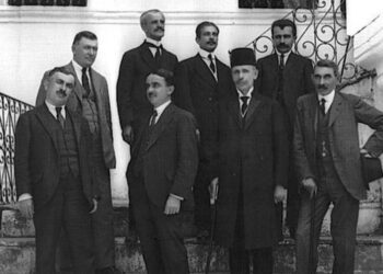 Qeveria “Delvina”, negociatat për të siguruar integritetin territorial të Shqipërisë! U formua pas ngjarjeve në Kongresin e Lushnjës që hodhi themelet për zgjedhjet e para legjislative demokratike