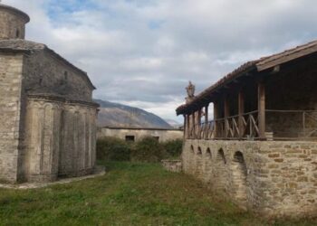 Monument Kulture/ Manastiri i Cepos në Gjirokastër, ndërtuar poshtë një prerjeje shkëmbore
