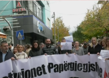  “Institucionet e papërgjegjshme vrasin” Qytetarët me lot në sy protestojnë për vrasjen e Martin Canit