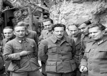 “Komunistët e Titos që zbritën nga malet, të palarë e të veshur keq, në godinën e Bankës Italiane rrisnin pula, në vaskën e banjos, mbillnin majdanoz, s’e njihnin tualetin…”/ Refleksionet e shkrimtarit të njohur