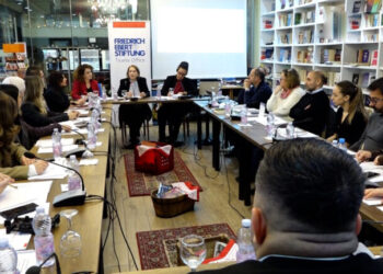 “Rinia, peng i një tranzicioni pafund”, studimi për të rinjtë shqiptarë: 40% e tyre duan të ikin nga vendi