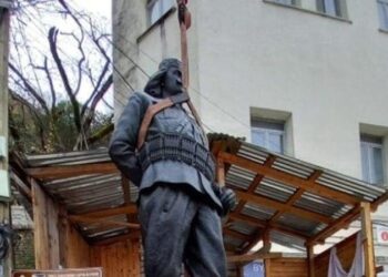 Rikthehet monumenti i patriotit Çerçiz Topulli në zonën muzeale të Gjirokastrës