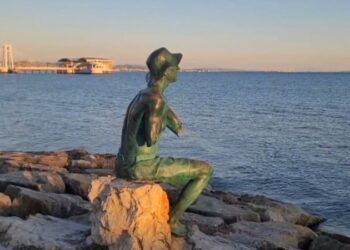 Dëmtohet skulptura urbane në shëtitoren “Taulantia” në Durrës