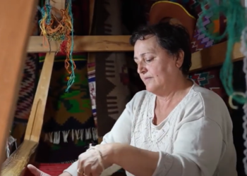 Desdemona e tejzgjahut/ Artizania më e njohur në Gjirokastër, prej 40 vitesh mban gjallë trashëgiminë