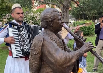 Përurohet në Përmet skulptura e mjeshtrit të klarinetës, Laver Bariu