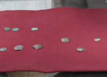 Prezantohet thesari prej 47 monedhash të zbuluara pranë Manastirit të Ballshit