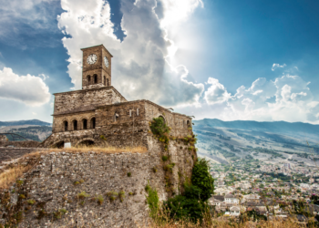 Kalaja e Gjirokastrës, atje ku historia dhe kënga bashkohen në një jehonë brezash