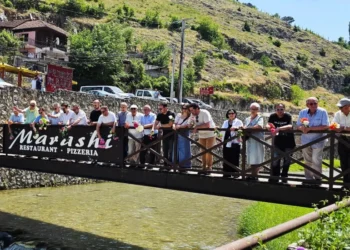 Bekim Fehmiu kujtohet vetëm me hedhje lulesh në Lumbardh, harrohet dokumentimi i jetës