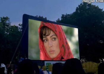 Albert Z. ZHOLI: Kinemaja shëtitëse ngre siparin në Gramsh me emocione, homazhe dhe yje të artit shqiptar