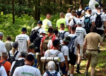 Mijëra pjesëmarrës nisin Marshin e Paqes në kujtim të viktimave të Srebrenicës