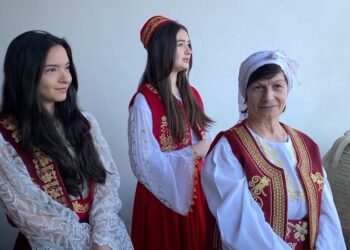Gjirokastra “vesh” trashëgiminë, vendas dhe të huaj shfaqin interes për kostumet tradicionale