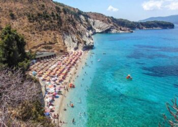 Faqja e njohur turistike: Plazhi i Pasqyrave një nga më të bukurit në botë