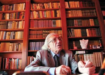 Dorëshkrimet e Dritëro Agollit/ Ekspozohen pjesë origjinale të veprës “Shkëlqimi dhe rënia e shokut Zylo”