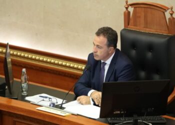 “Akt i paprecedentë!”, BIRN: Kuvendi i Shqipërisë ‘nderon’ figurën e diktatorit Enver Hoxha