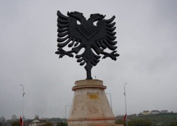 Kukës, inagurohet monumenti “Shqiponja”, Lazim Destani nderohet me Çelësin e Qytetit