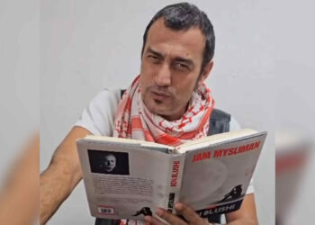 “Myslimanen e dua, islamiken e kam frikë” – Aktori Bejleri reciton kapitullin më ‘ngacmues’ nga romani i Blushit