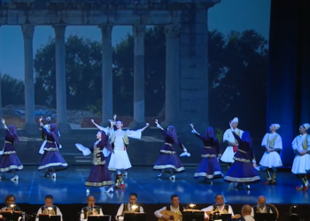 “Shqipëri o nëna ime”, Kastriot Tusha i bashkohet Ansamblit Kombëtar në koncertin me këngë e valle nga të gjitha trevat shqipfolëse