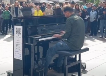 Vaçe Zela “ringjallet” për Ditën e Flamurit, shqiptari në Mynih sjell në piano “Rrjedh në këngë e ligjërime”