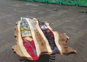 “Shqipëria e Etnike” në dru, punimi i veçantë në ditën e Flamurit frymëzuar nga filmi “Skënderbeu”