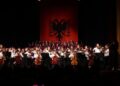 “E jona Shqipëria” sjell emocion dhe krenari në skenën e teatrit “Skampa”