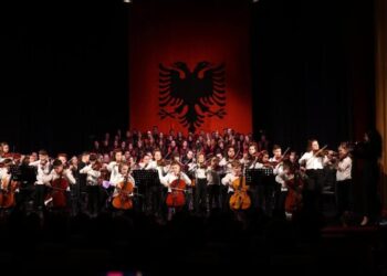 “E jona Shqipëria” sjell emocion dhe krenari në skenën e teatrit “Skampa”