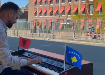 Luajti për 113 vjetorin e Pavarësisë muzikë shqiptare në Mynih, emocionon Azem Haziri