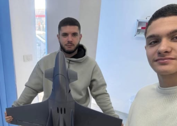 Gjeniu shqiptar 23 vjeçar, që krijoi “Air Kosova” tash ka krijuar dronin ushtarak