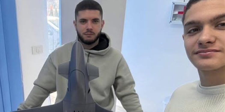 Gjeniu shqiptar 23 vjeçar, që krijoi “Air Kosova” tash ka krijuar dronin ushtarak