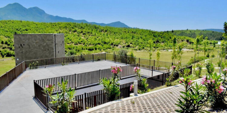 Memoriali i Fishtës pas një vit braktisjeje me plane për Qendër Ndërkombëtare Arti