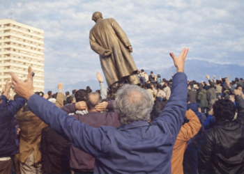 35 vjet më parë – Dëshmia e gazetarit nga vendi i ngjarjes: Monumenti kishte rënë pa u ngritur