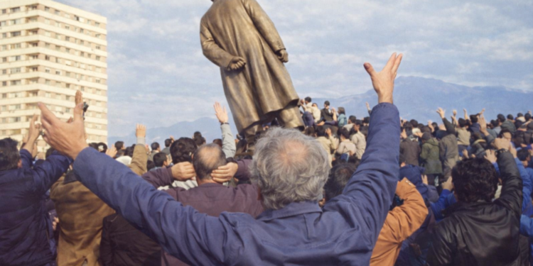 35 vjet më parë – Dëshmia e gazetarit nga vendi i ngjarjes: Monumenti kishte rënë pa u ngritur