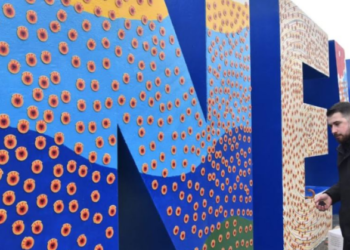 5000 emblema të UÇK-së i vendosen NEWBORN-it në Ditën e Pavarësisë