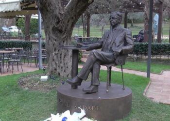 Shtatorja e Ismail Kadaresë “zgjoi” debat mes miqve të tij, Ymeri: Shkrimtari nuk ka nevojë për mbrojtës