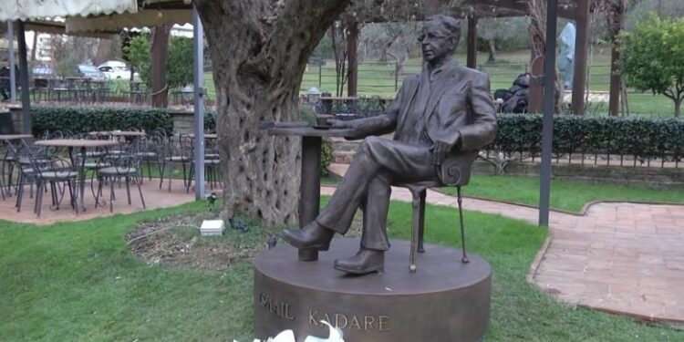 Shtatorja e Ismail Kadaresë “zgjoi” debat mes miqve të tij, Ymeri: Shkrimtari nuk ka nevojë për mbrojtës