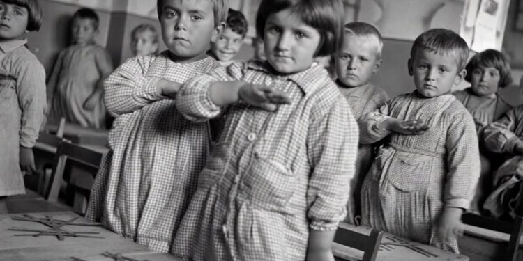 Këndimi i Himnit të Flamurit në Shkolla, detyrues me qarkore shtetërore që nga 3 marsi i vitit 1937