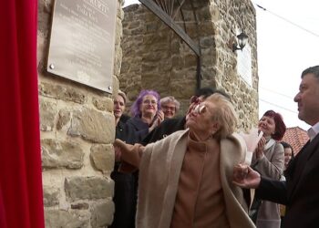 Rruga me kalldrëm që të fut në Kalanë e Prezës tashmë mban emrin e Tinka Kurtit