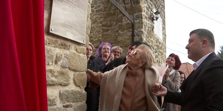 Rruga me kalldrëm që të fut në Kalanë e Prezës tashmë mban emrin e Tinka Kurtit