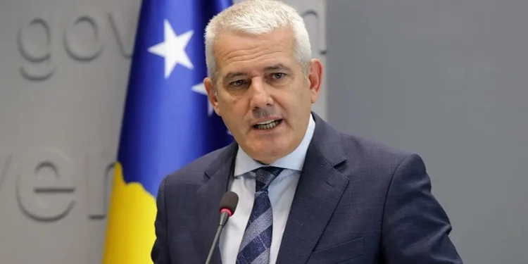 Vulin kërcënon Kosovën dhe Kurtin, Sveçla: As Vulin, as Vuçiq, as nuk mund të na frikësojnë e as të na ndalin