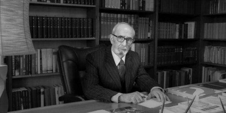 “Iu rrezikua jeta”/ Pëllumb Xhufi: Në zyrën e Rexhep Qoses është portreti i Naim Frashërit i shpuar nga një bajonetë, në 1999 hynë serbët…