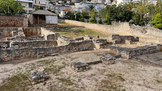 Gjurmë të krishterimit dhe hebraizmit në Bazilikën e Onhezmit në Sarandë
