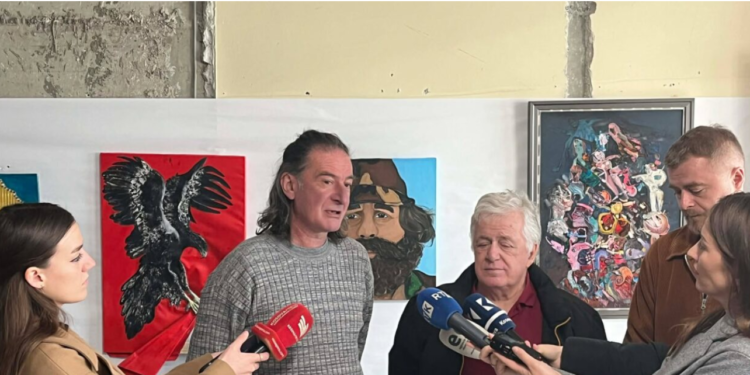 “Artistët në hap me luftëtarët” – ekspozitë në shenjë pakënaqësie ndaj gjykimeve në Hagë