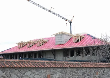 Konaku i murgjve te Manastiri i Graçanicës pajiset me leje gati para përfundimit