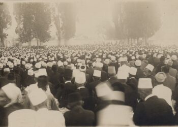Kur sheshi zgjohet si tempull/ Hierotopia e namazit në Tiranë dhe nevoja për rikthimin e namazgjasë